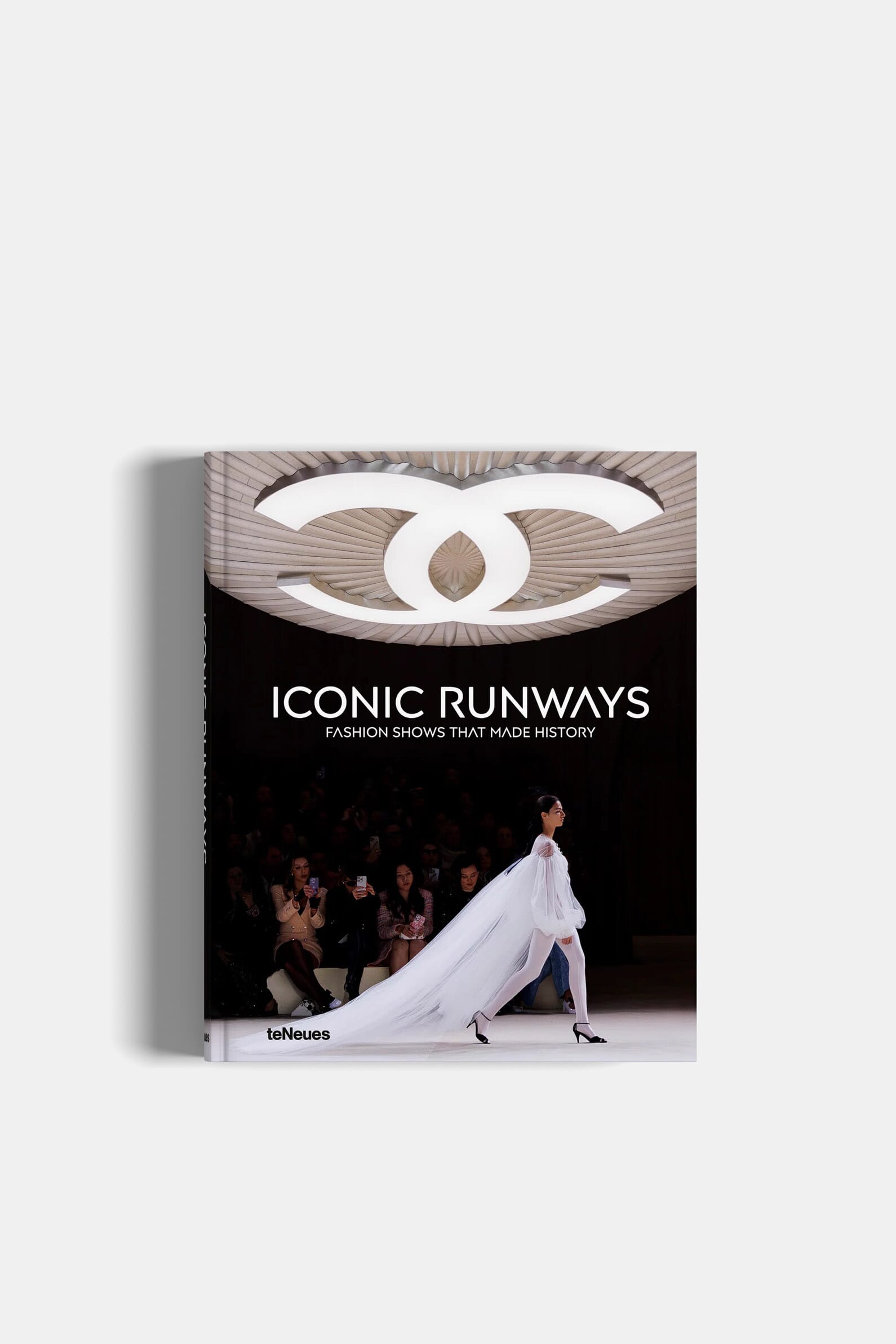 Книга «Iconic Runways»
